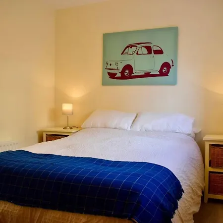 Spacious And Bright 2 Bedroom In 2 *